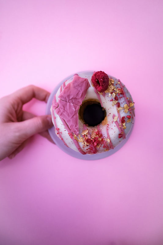 Szybkie pączki pieczone z malinami w białej czekoladzie